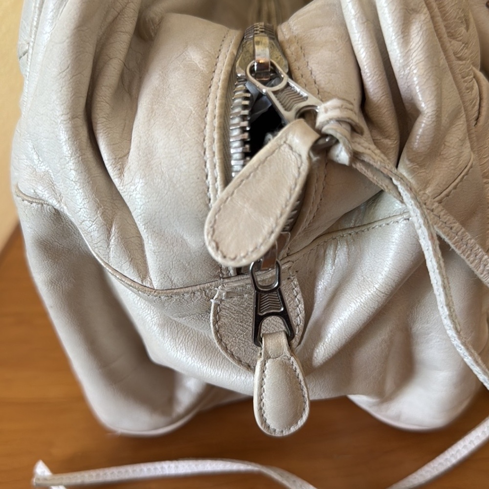 Balenciaga Matelasse Paris quilted  ivory leather handbag with mirror - Picture 10 of 17